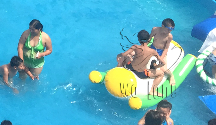 小壓板新穎有趣的水上休閑運動搭配水池的水上漂浮物