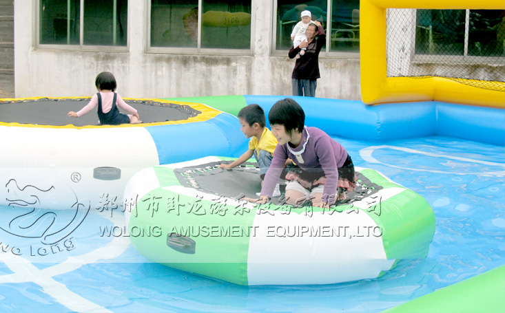 水上跳床趣味水上漂浮物夏季嬉水池休閑游樂設(shè)備